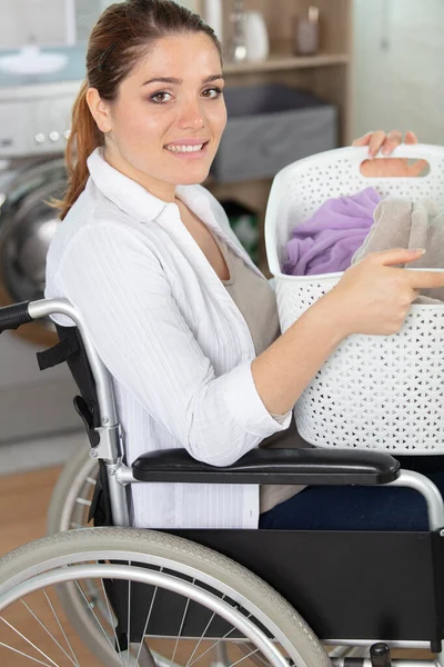 Žena Invalidním Vozíku Praní Prádla — Stock fotografie
