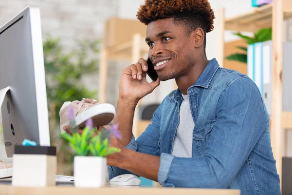 Joven Hombre Sosteniendo Zapato Delante Computadora — Foto de Stock