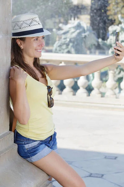 Selfie Touristique Femme Dans Ville — Photo