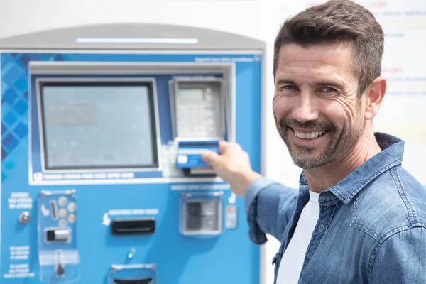 Homem Feliz Pagando Por Estacionamento Máquina — Fotografia de Stock