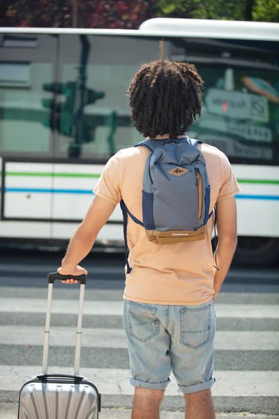 Vista Posterior Joven Guapo Afro Hombre Caminando — Foto de Stock