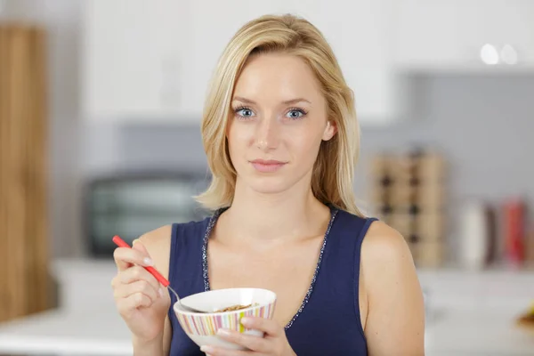 Bela Jovem Mulher Comendo Cereais Cozinha Para Café Manhã — Fotografia de Stock