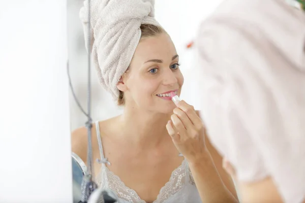 Jeune Fille Charmante Avec Une Serviette Blanche Faisant Son Maquillage — Photo