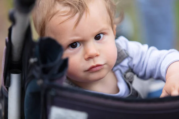 Bébé Garçon Sain Regardant Caméra — Photo