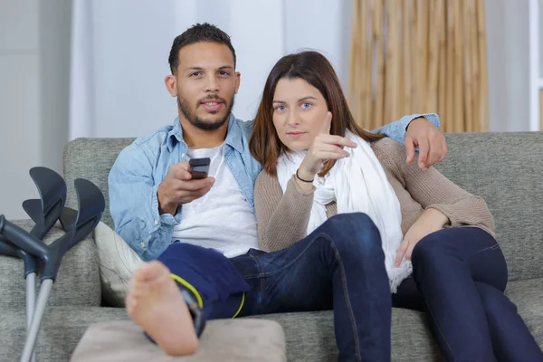 Pareja Joven Viendo Televisión Sofá Casa —  Fotos de Stock