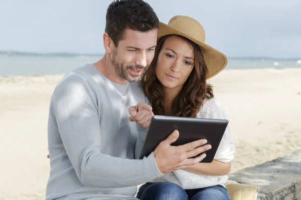 Casal Olhando Para Tablet Junto Mar — Fotografia de Stock