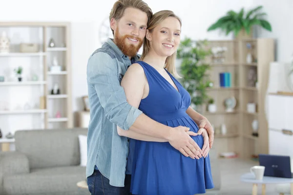 微笑怀孕年轻夫妇拥抱 — 图库照片