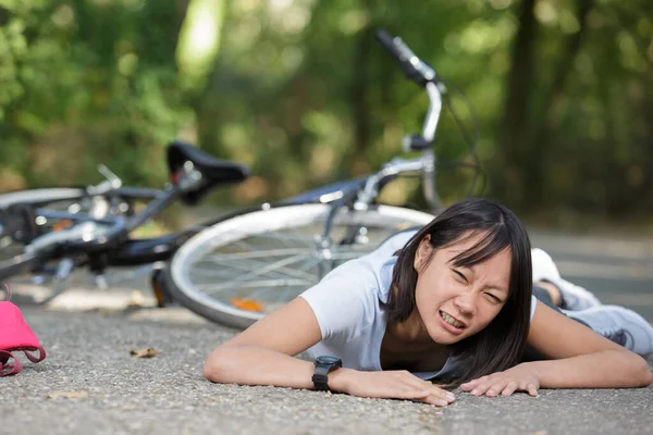 Mujer Joven Cayó Bicicleta — Foto de Stock