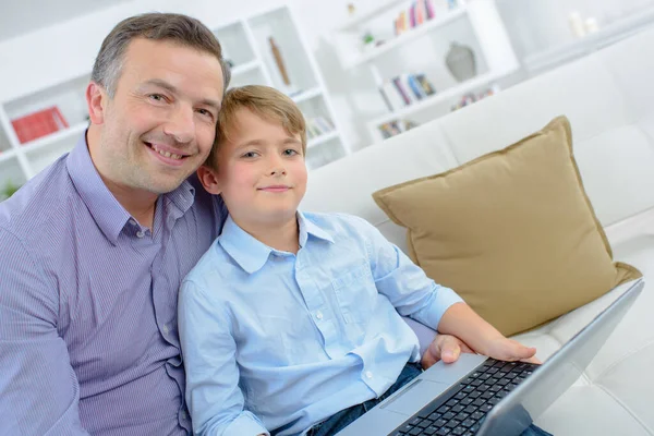 노트북 컴퓨터를 가지고 아버지 와아들 — 스톡 사진