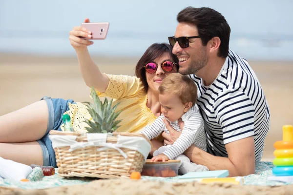 Coppia Con Bambino Che Picnic Spiaggia Selfie — Foto Stock