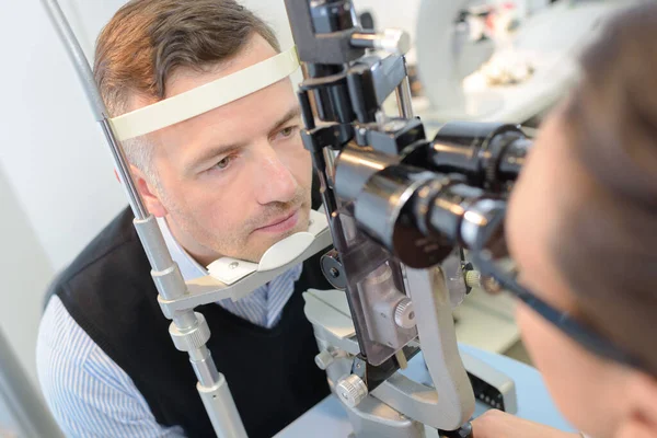 Optometrist Στο Εξεταστηριο Άνθρωπος Στην Καρέκλα — Φωτογραφία Αρχείου