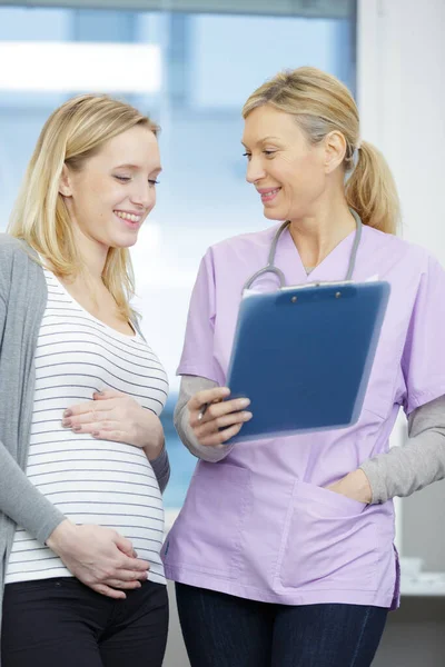 Kobieta Ciąży Rozmawia Dojrzałym Lekarzem Podczas Konsultacji Lekarskiej — Zdjęcie stockowe
