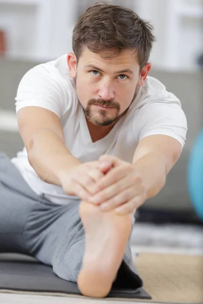 Mann Berührt Zehen Beim Dehnen Der Beine — Stockfoto