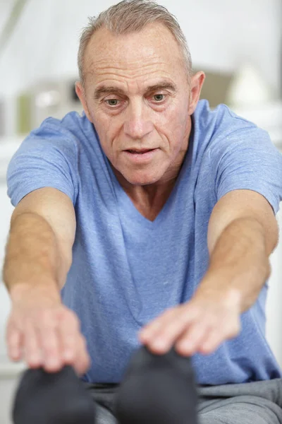 Senior Man Doet Recovery Oefeningen Thuis — Stockfoto