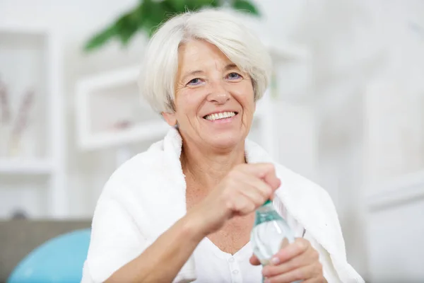 Frau Mittleren Alters Trinkt Nach Sport Wasser — Stockfoto