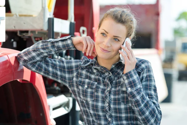 Γυναίκα Που Χρησιμοποιεί Smartphone Κλίνει Βαρέα Φορτηγά Οχήματα — Φωτογραφία Αρχείου
