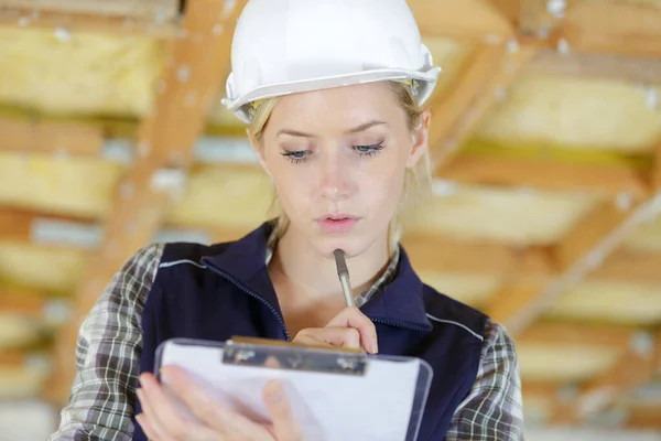 Trabalhadora Construção Feminina Com Uma Área Transferência — Fotografia de Stock