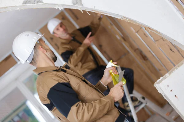 Retrato Dois Construtores Que Trabalham Interior — Fotografia de Stock