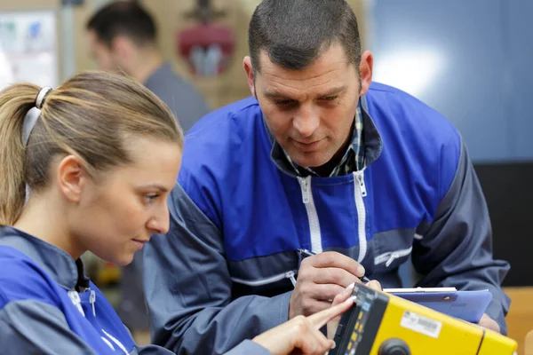 Apprendista Premendo Macchina Diagnostica Automatica Foto Stock