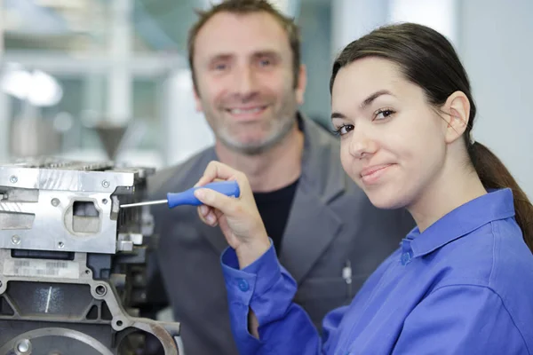 Donna Uomo Come Meccanici Officina — Foto Stock