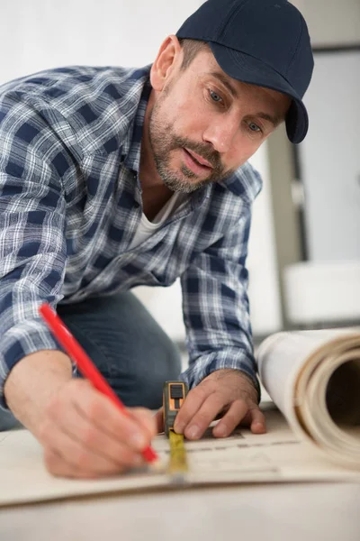 Homem Rolo Medição Material Construção — Fotografia de Stock