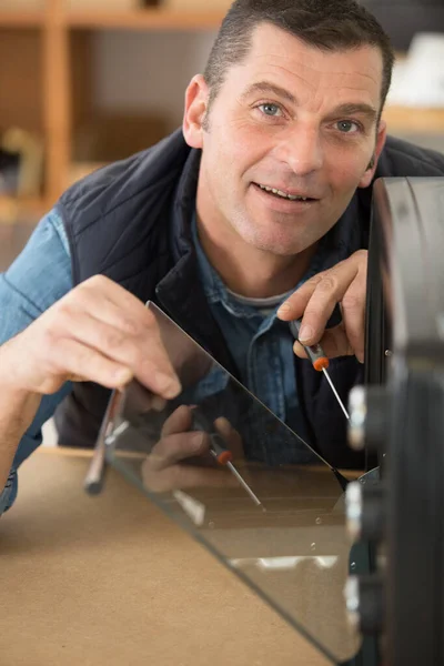 Retrato Homem Reparando Fogão Bancada — Fotografia de Stock