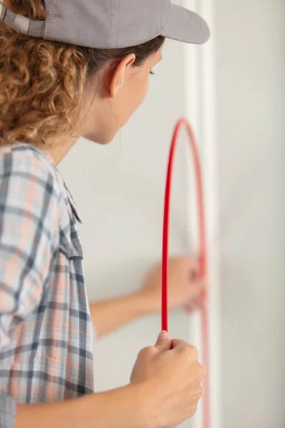 Bauunternehmerin Verbindet Platten Aus Gipskartonplatten — Stockfoto