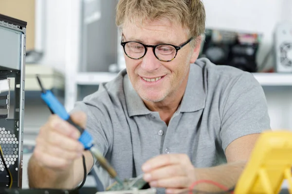 Man Met Een Soldeerbout Reparaties Computer Apparatuur — Stockfoto