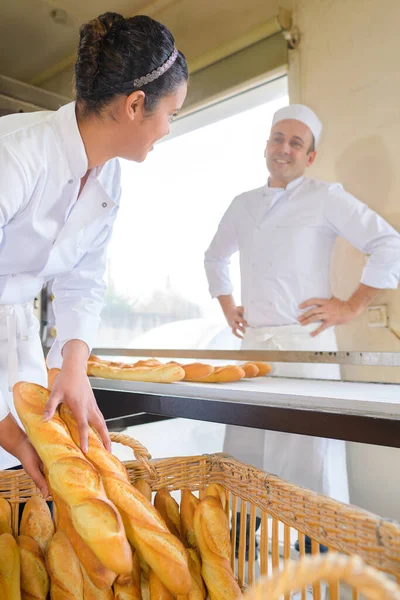 Bäckerin Lädt Brot Korb — Stockfoto