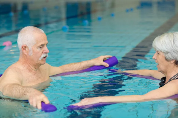 Starší Pár Cvičení Bazénem Nudle Bazénu — Stock fotografie
