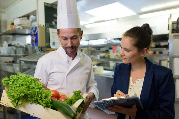 Kvinna Genomgår Inspektion Restaurangkök — Stockfoto