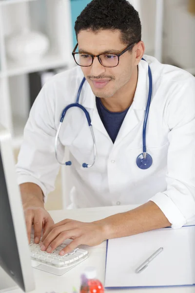 Homme Médecin Travaille Avec Ordinateur Dans Bureau — Photo