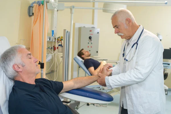 Чоловічий Лікар Який Збирає Кров Від Пацієнта — стокове фото