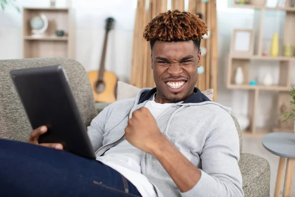 Pohledný Muž Používá Digitální Tablet Odpočívající Gauči — Stock fotografie