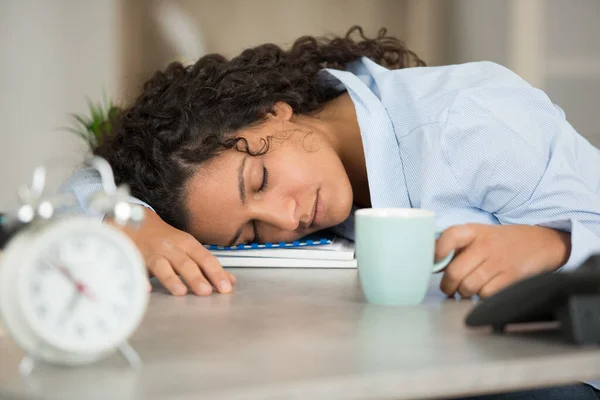 Zmęczona Śpiąca Kobieta Biurku — Zdjęcie stockowe