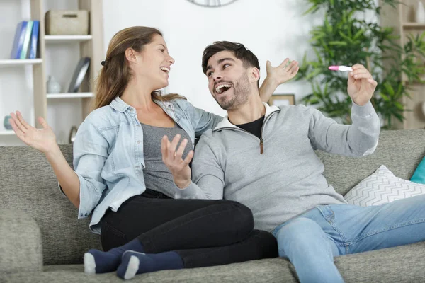 Glückliches Aufgeregtes Paar Macht Positiven Schwangerschaftstest — Stockfoto