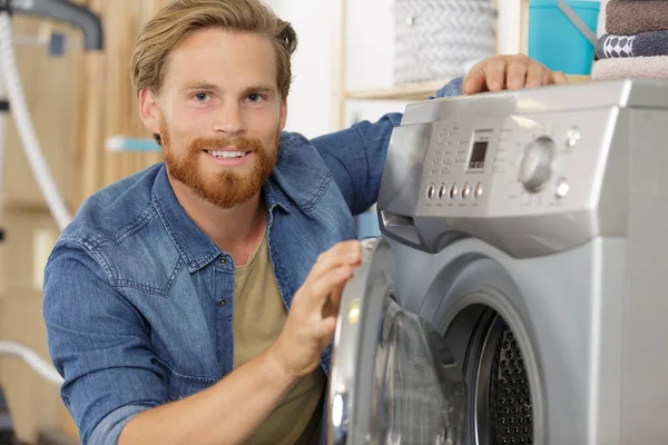 Porträt Eines Jungen Mannes Mit Waschmaschine — Stockfoto