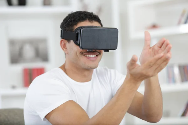 Attraktiv Skäggig Man Njuter Virtuell Verklighet Glasögon — Stockfoto