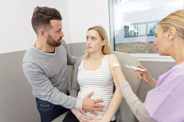 Mujer Embarazada Preocupada Que Visita Médico Para Chequeo Regular —  Fotos de Stock