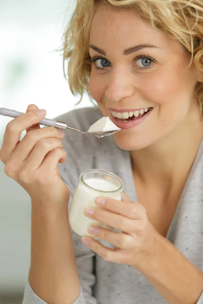 Doğal Yoğurt Yiyen Bir Kadın — Stok fotoğraf