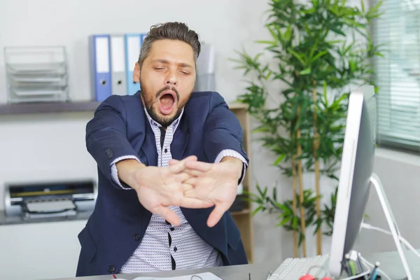 Bocejo Cansado Homem Negócios Sentado Local Trabalho Escritório — Fotografia de Stock