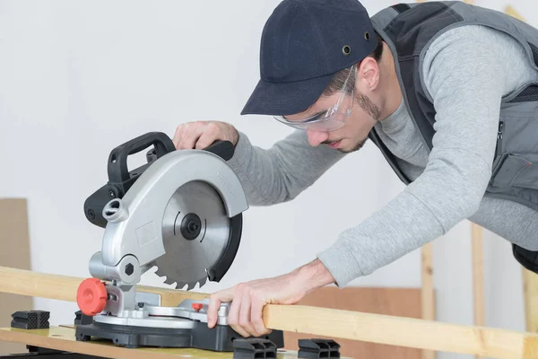 Junger Mann Setzt Kreissäge Ein — Stockfoto