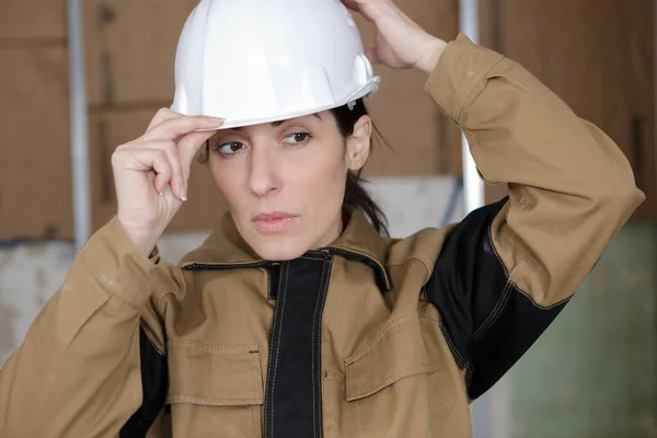 Trabalhadora Vestindo Seu Chapéu Duro — Fotografia de Stock