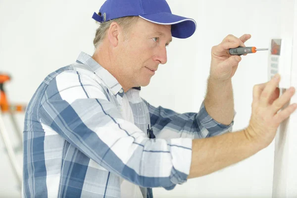 Volwassen Elektricien Installeren Van Veiligheidsalarm Muur — Stockfoto