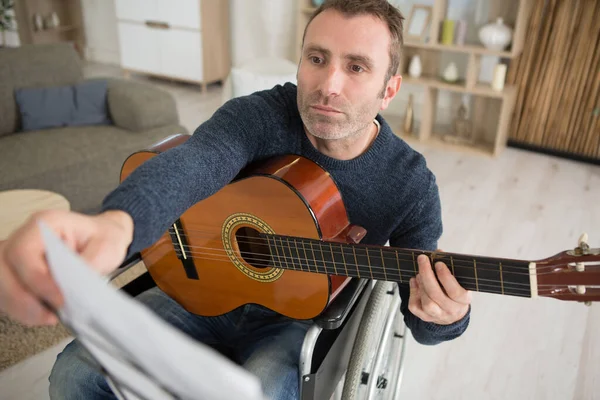 Uomo Suona Una Chitarra Una Sedia Rotelle — Foto Stock