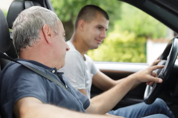 若い男が運転のレッスンを — ストック写真