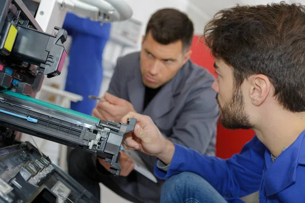 Mannelijke Technici Die Een Printer Repareren Het Werk — Stockfoto
