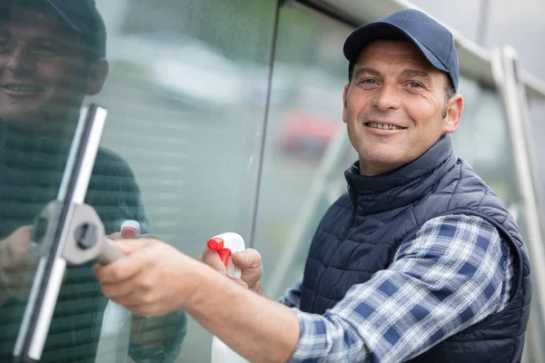 Schonere Werknemer Uniforme Schoonmaak Venster Van Bedrijfsgebouw — Stockfoto