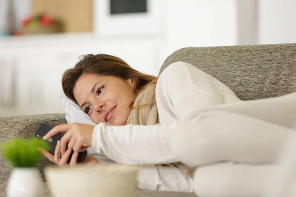 Mujer Joven Mensajes Texto Sofá — Foto de Stock