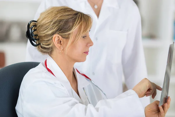 Kvinna Läkare Med Röntgen Och Tablett — Stockfoto